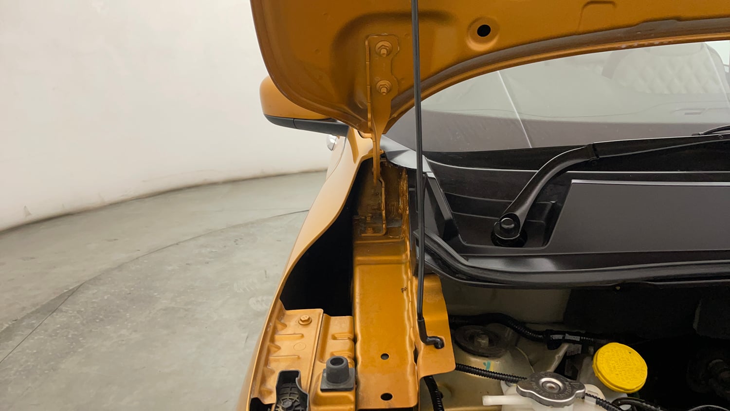Used 2020 Renault Triber RXZ EASY-R AMT Petrol Automatic engine ENGINE RIGHT SIDE HINGE & APRON VIEW