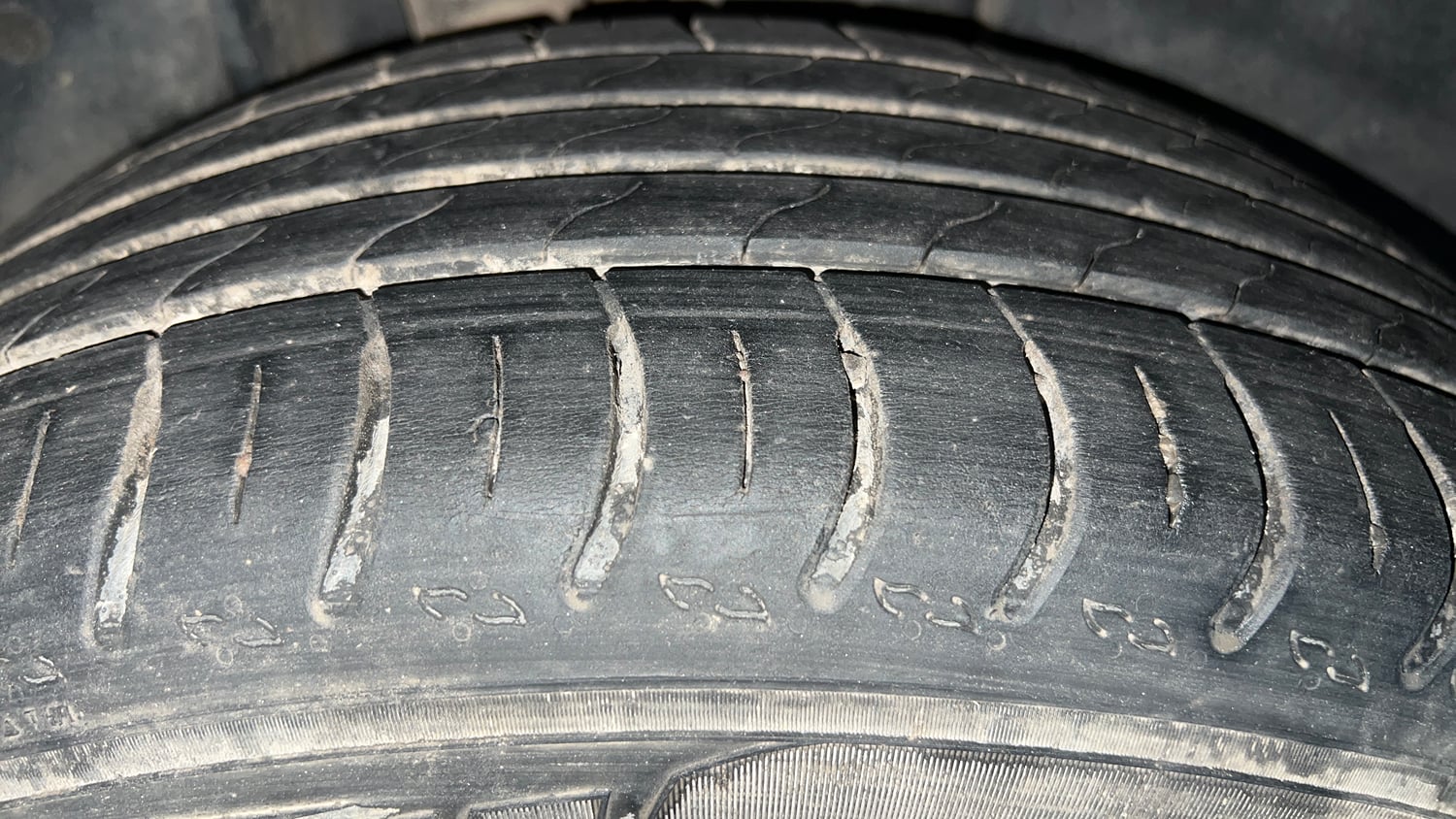 Used 2023 Volkswagen Taigun Highline 1.0 TSI MT Petrol Manual tyres RIGHT REAR TYRE TREAD VIEW