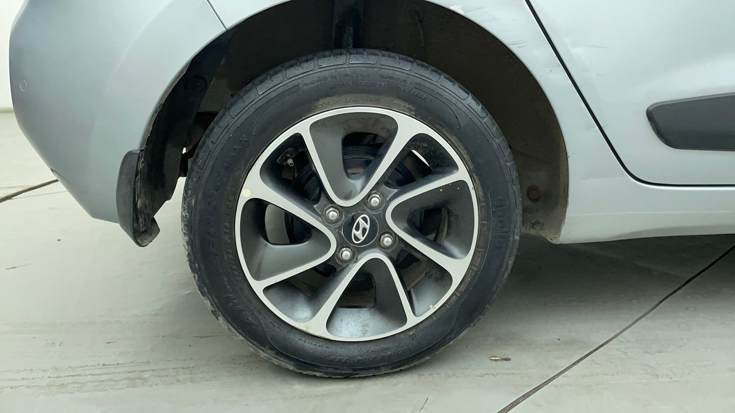 Used 2019 Hyundai Grand i10 Sportz AT 1.2 Kappa VTVT Petrol Automatic tyres RIGHT REAR TYRE RIM VIEW