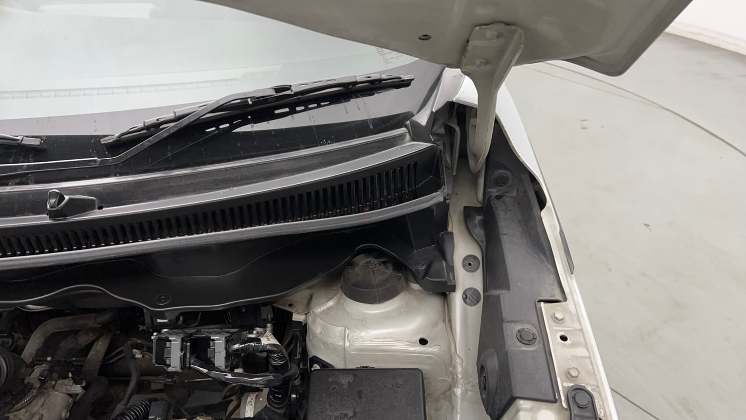 Used 2023 Maruti Suzuki XL6 Zeta AT Petrol Petrol Automatic engine ENGINE LEFT SIDE HINGE & APRON VIEW