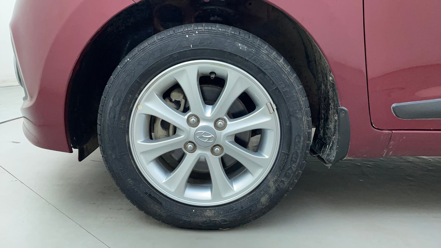 Used 2016 Hyundai Grand i10 Asta AT 1.2 Kappa VTVT Petrol Automatic tyres LEFT FRONT TYRE RIM VIEW