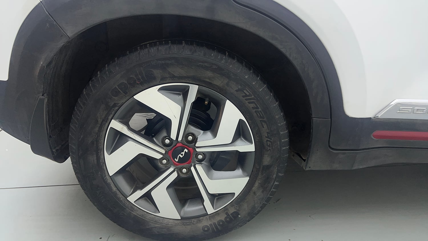 Used 2022 Kia Sonet GTX Plus 1.5 AT Diesel Automatic tyres RIGHT REAR TYRE RIM VIEW