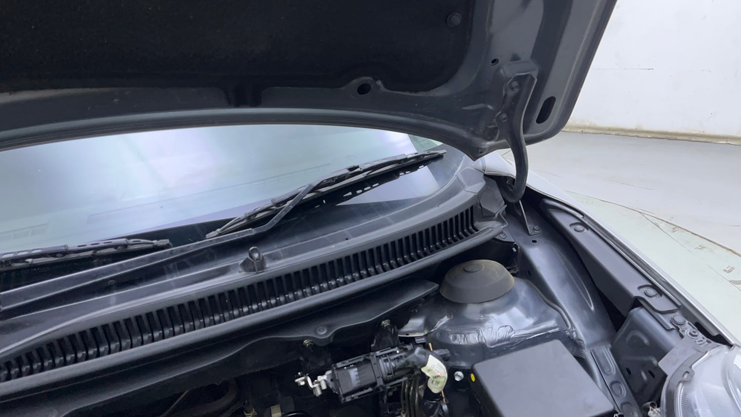 Used 2021 Maruti Suzuki Baleno Zeta Petrol Manual engine ENGINE LEFT SIDE HINGE & APRON VIEW