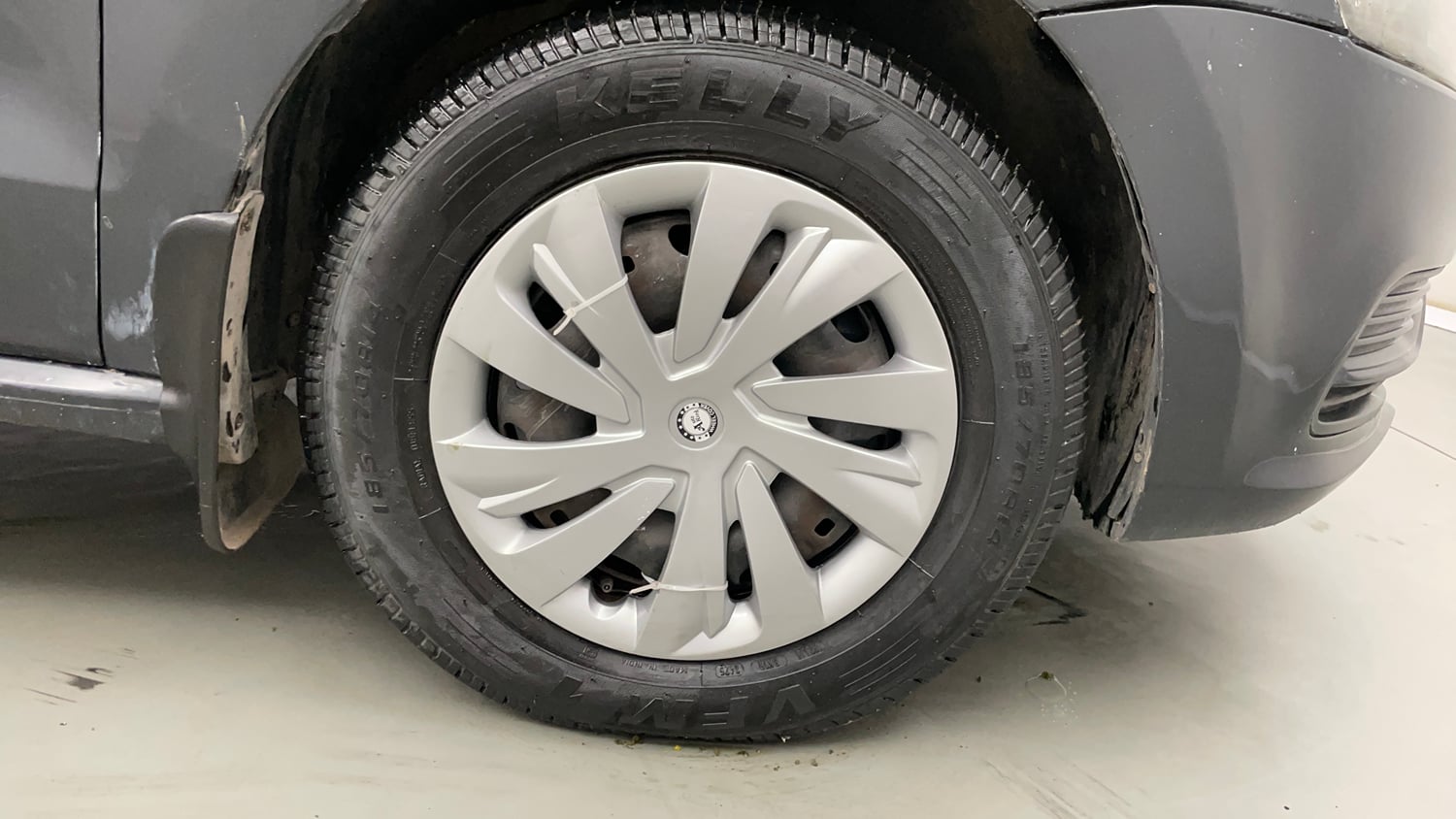 Used 2015 Volkswagen Polo Trendline 1.2L (P) Petrol Manual tyres RIGHT FRONT TYRE RIM VIEW