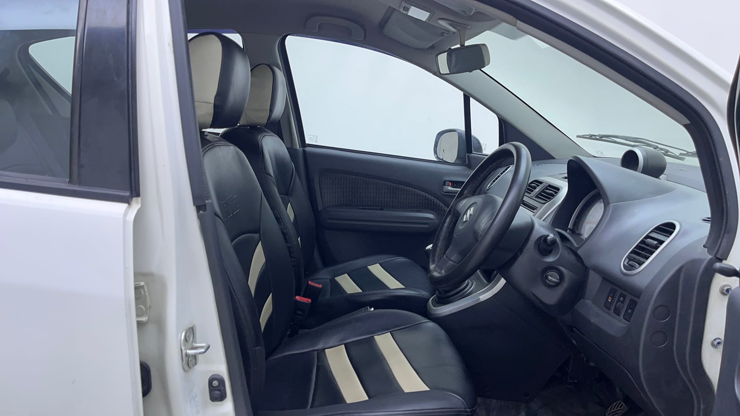 Used 2013 Maruti Suzuki Ritz Vxi BS-IV Petrol Manual interior RIGHT SIDE FRONT DOOR CABIN VIEW