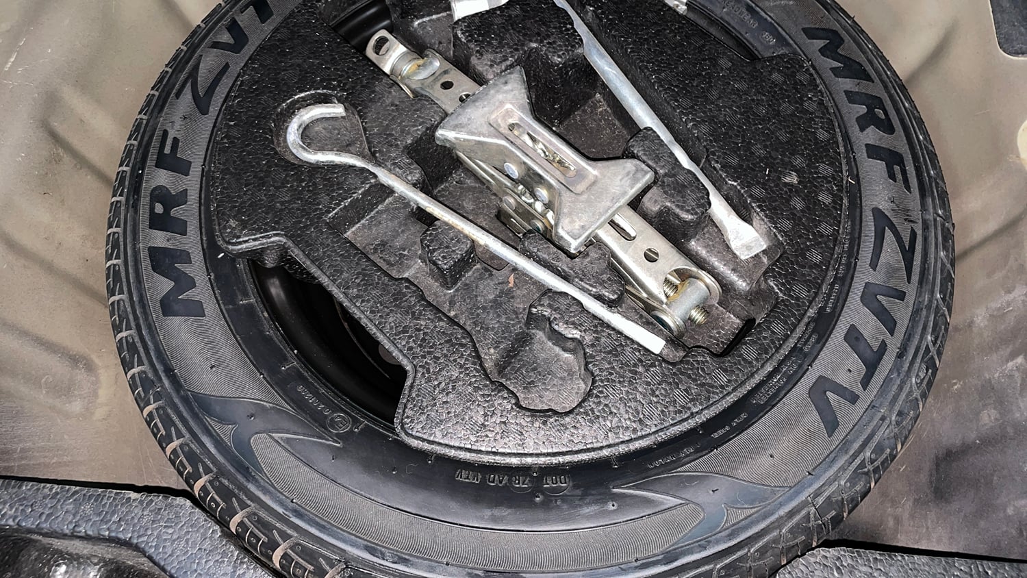 Used 2016 Maruti Suzuki Ciaz ZXi Petrol Manual tyres SPARE TYRE VIEW