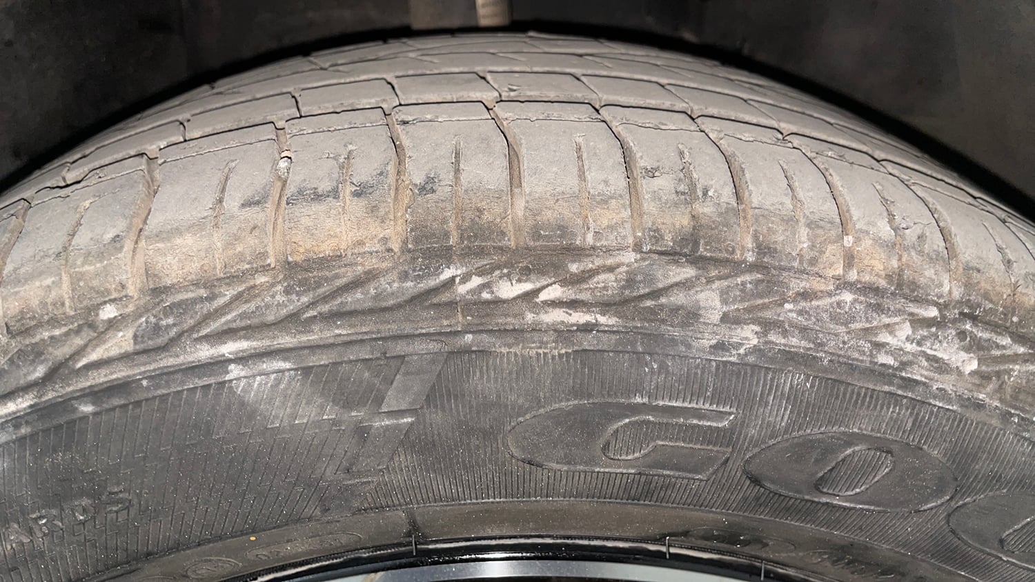 Used 2022 Tata Nexon XZA Plus (O) Petrol Automatic tyres RIGHT FRONT TYRE TREAD VIEW