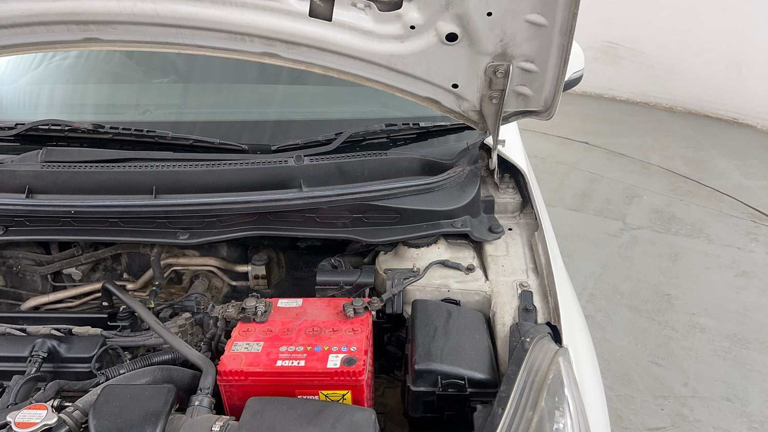 Used 2012 Hyundai i20 Sportz 1.2 Petrol Manual engine ENGINE LEFT SIDE HINGE & APRON VIEW