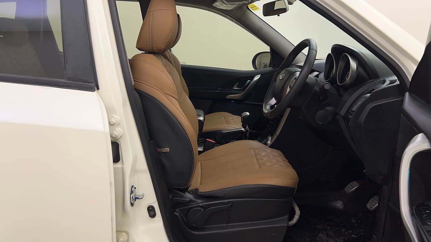 Used 2019 Mahindra XUV500 W7 Diesel Manual interior RIGHT SIDE FRONT DOOR CABIN VIEW
