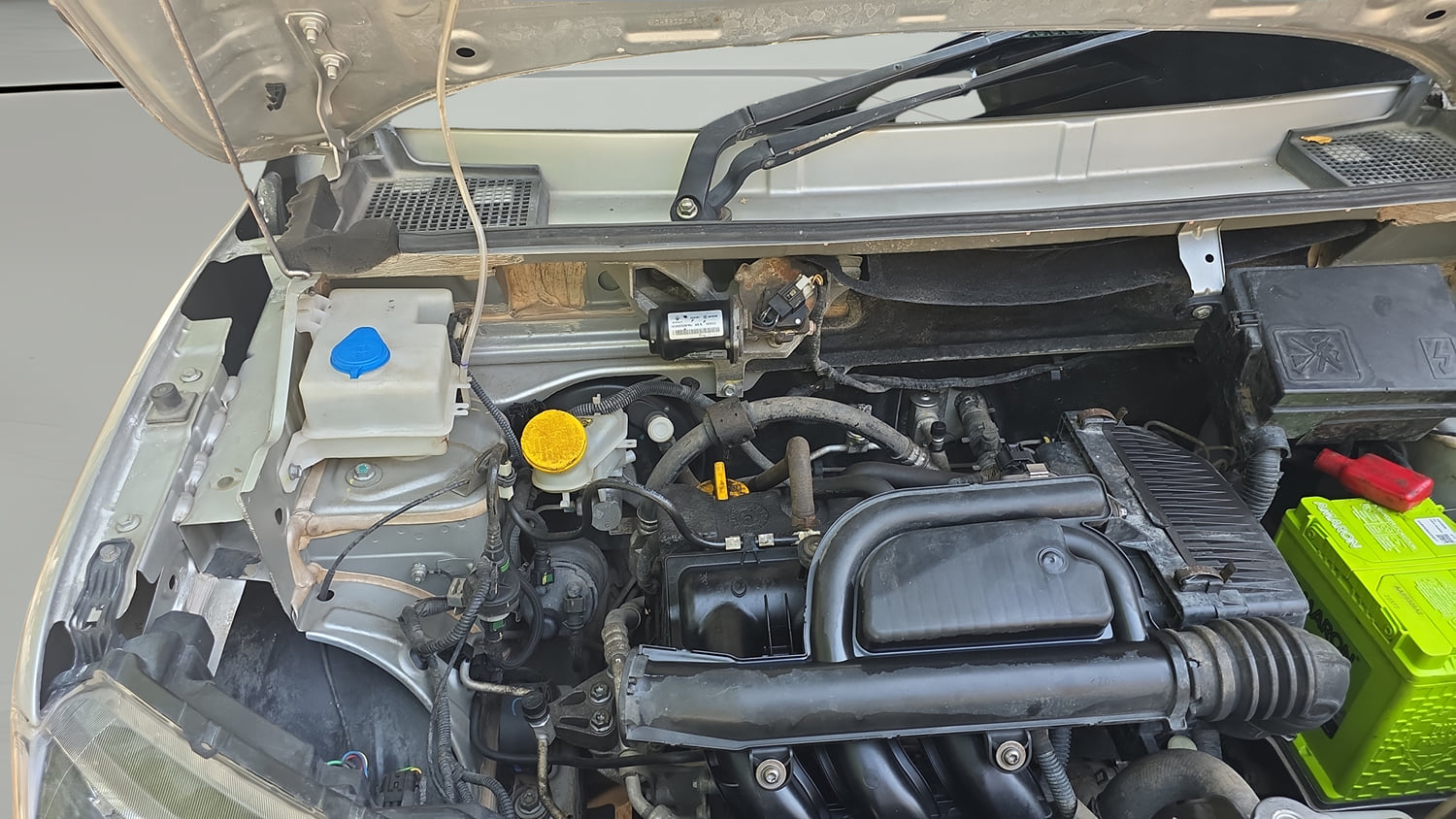 Used 2022 Renault Kwid RXL (O) 0.8 Petrol Manual engine ENGINE RIGHT SIDE HINGE & APRON VIEW