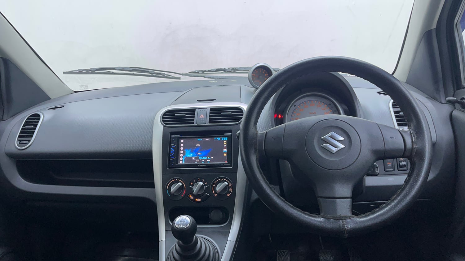 Used 2013 Maruti Suzuki Ritz Vxi BS-IV Petrol Manual interior DASHBOARD VIEW