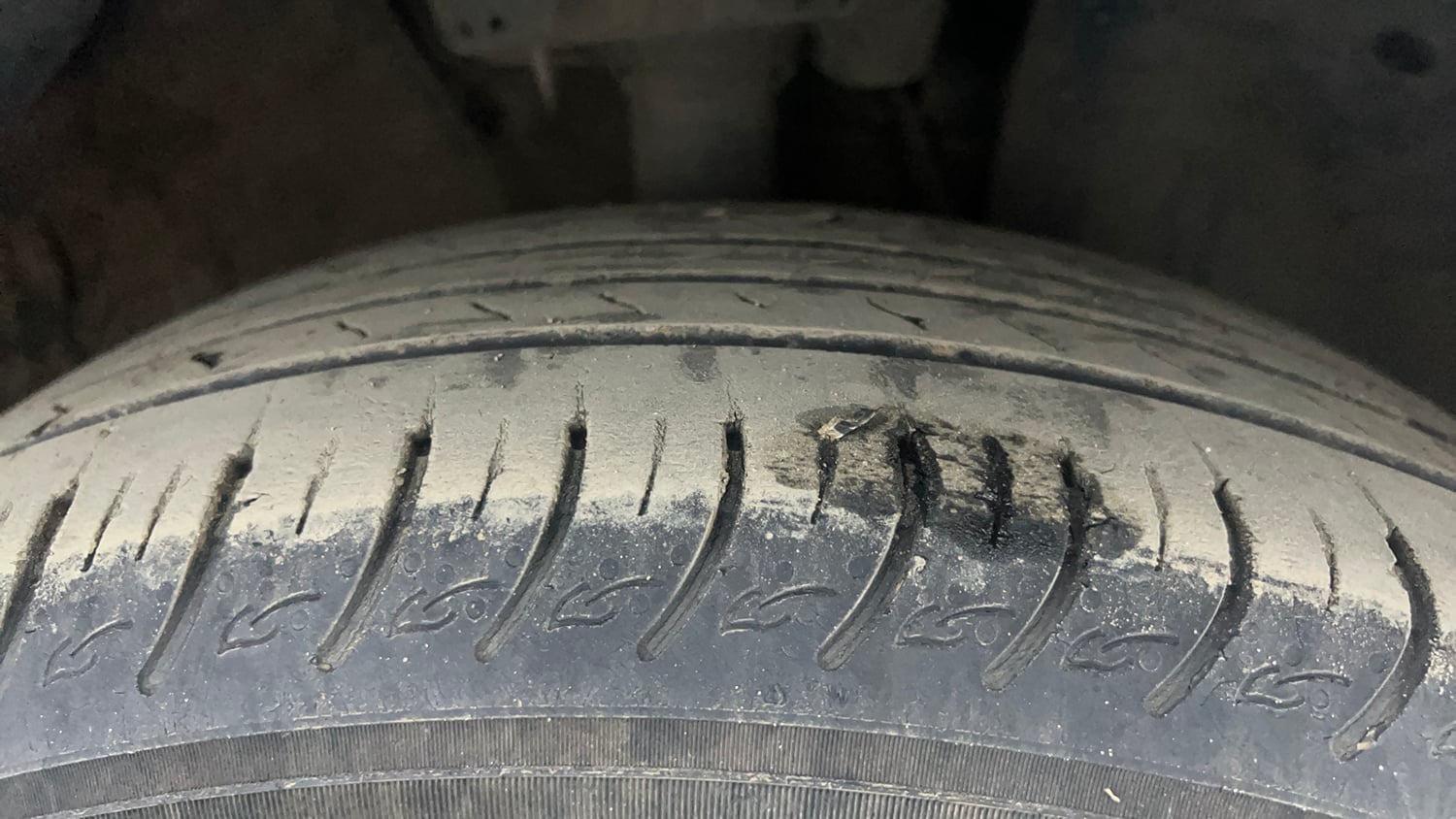 Used 2022 Kia Carens Prestige Plus 1.4 Petrol MT 7 STR Petrol Manual tyres RIGHT FRONT TYRE TREAD VIEW