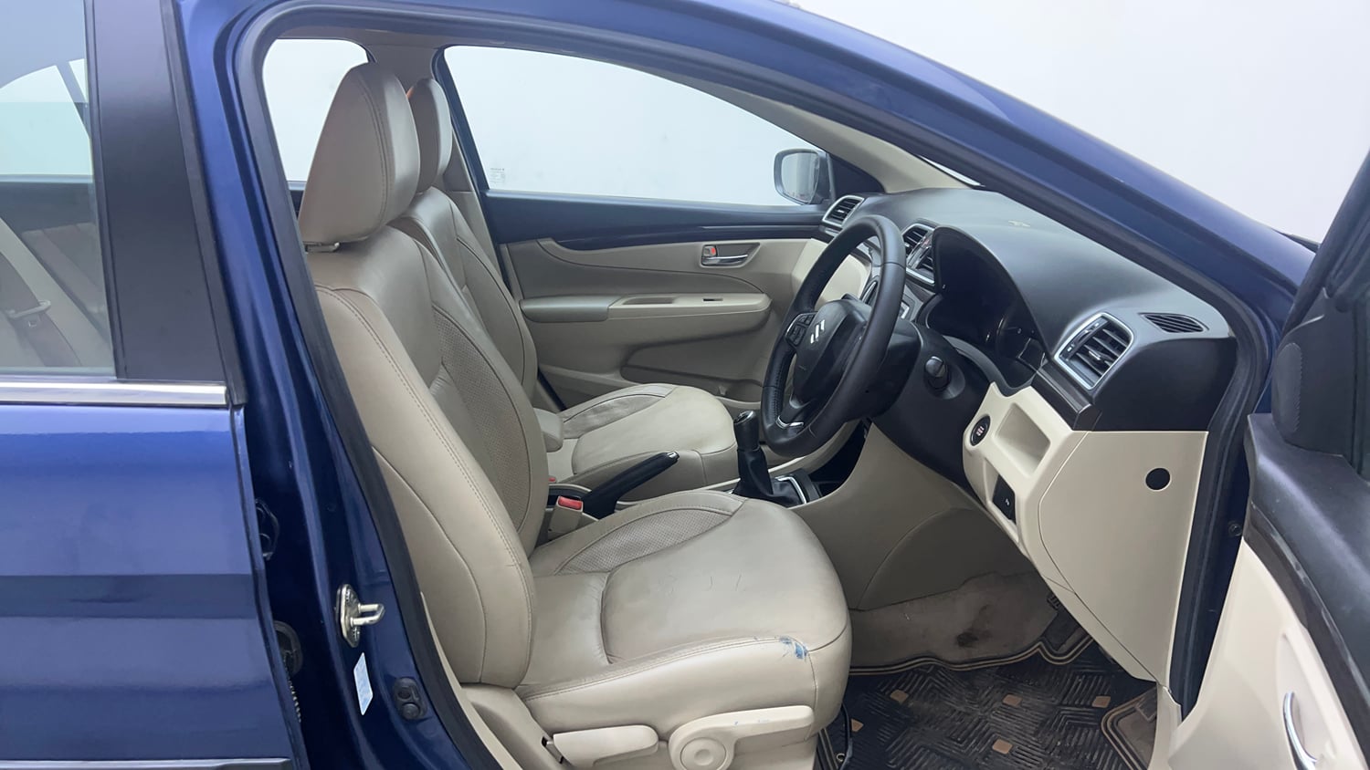 Used 2018 Maruti Suzuki Ciaz Alpha 1.4 MT Petrol Manual interior RIGHT SIDE FRONT DOOR CABIN VIEW
