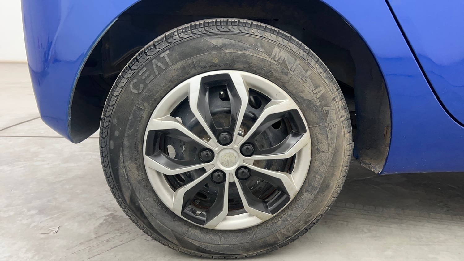Used 2016 Hyundai Eon Era + AirBag Petrol Manual tyres RIGHT REAR TYRE RIM VIEW