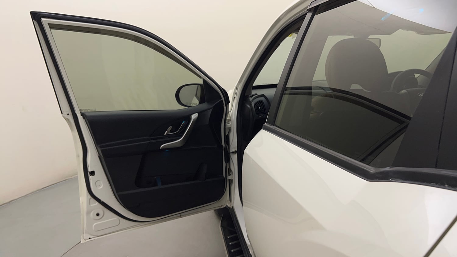 Used 2019 Mahindra XUV500 W7 Diesel Manual interior LEFT FRONT DOOR OPEN VIEW