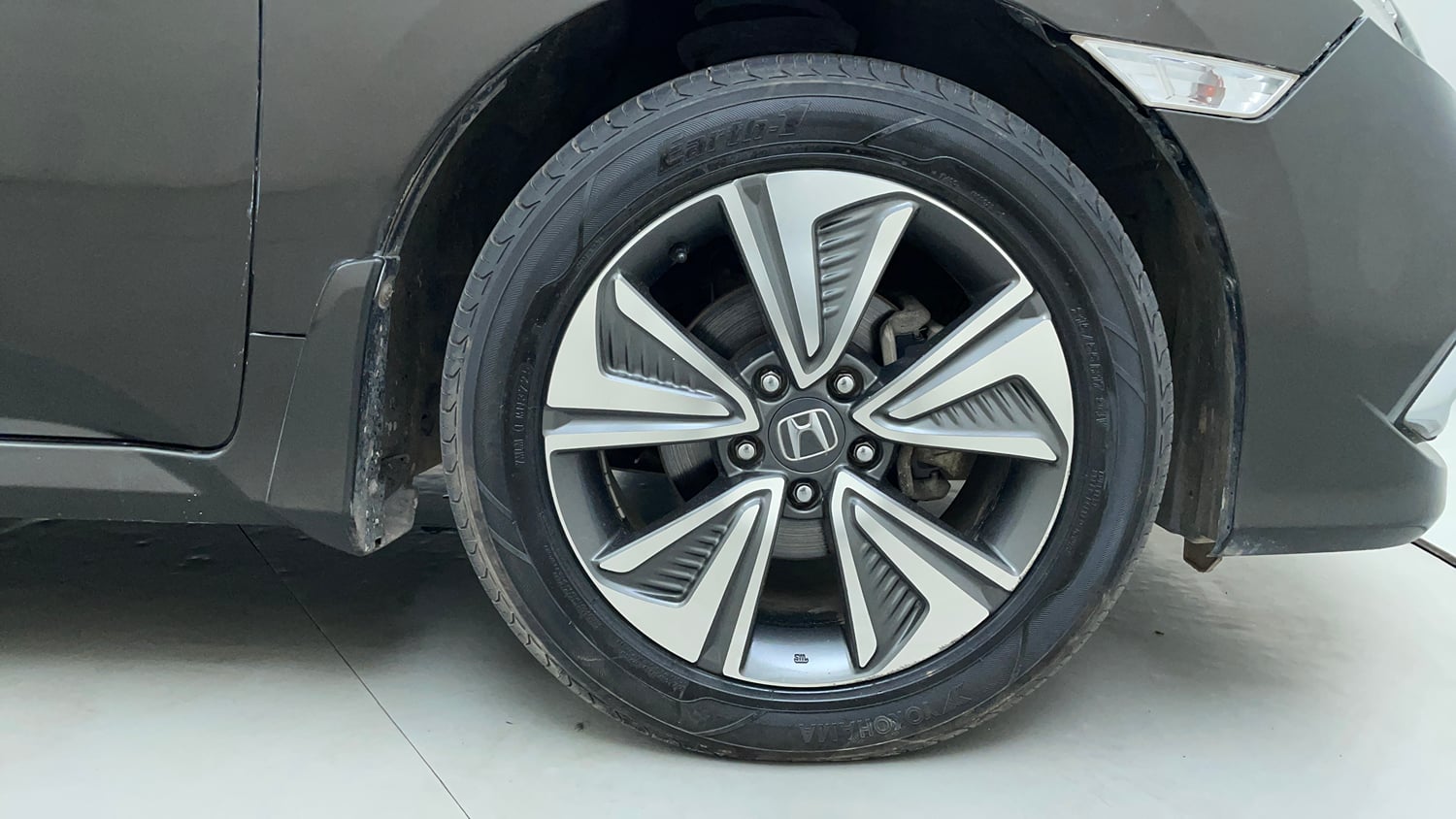 Used 2020 Honda Civic ZX CVT Petrol Petrol Automatic tyres RIGHT FRONT TYRE RIM VIEW