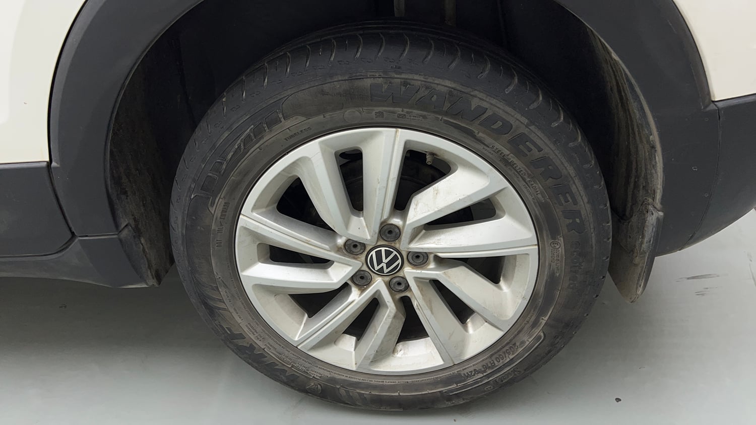 Used 2023 Volkswagen Taigun Highline 1.0 TSI MT Petrol Manual tyres LEFT REAR TYRE RIM VIEW