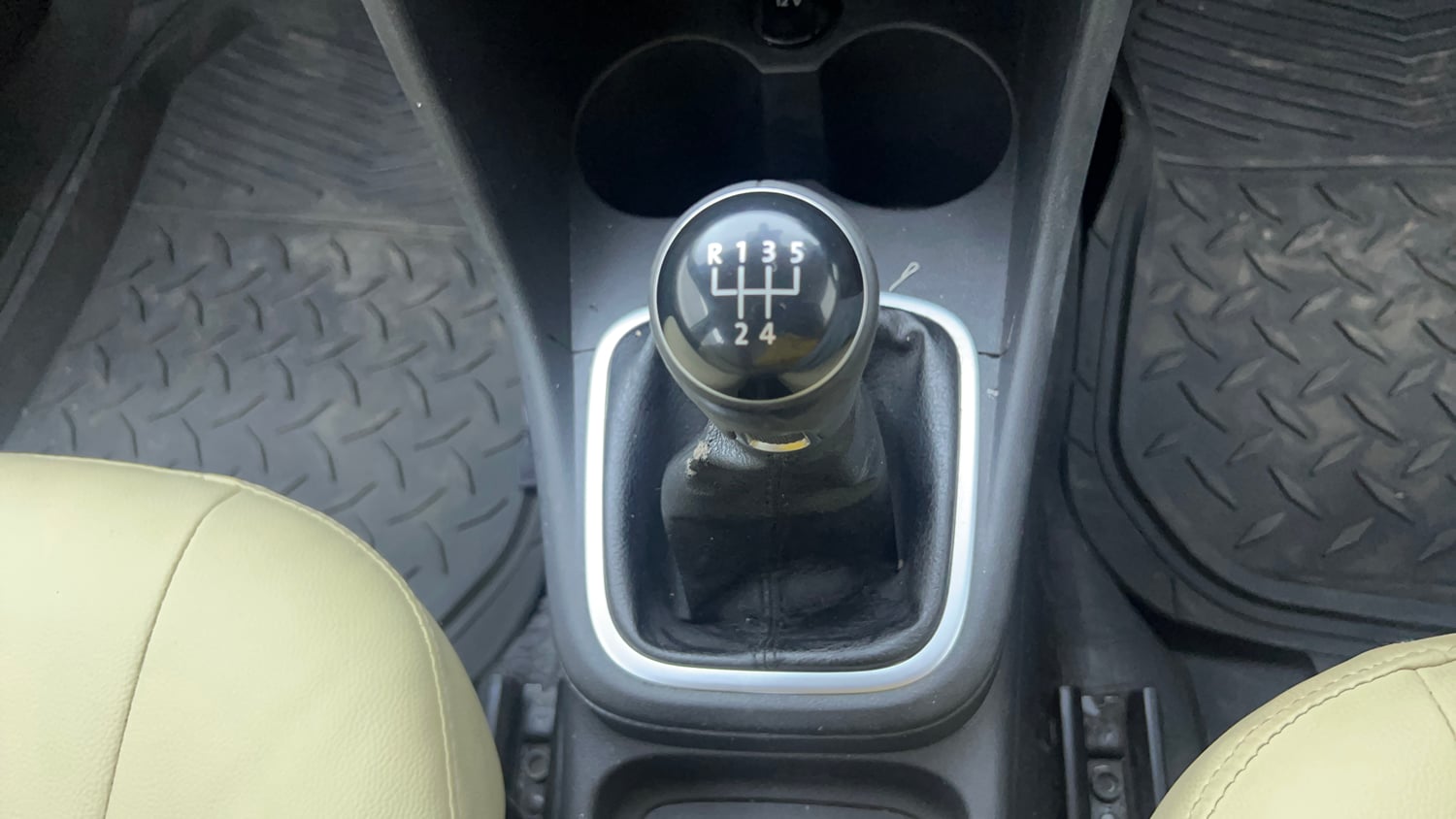 Used 2016 Volkswagen Polo Highline1.2L (P) Petrol Manual interior GEAR  KNOB VIEW