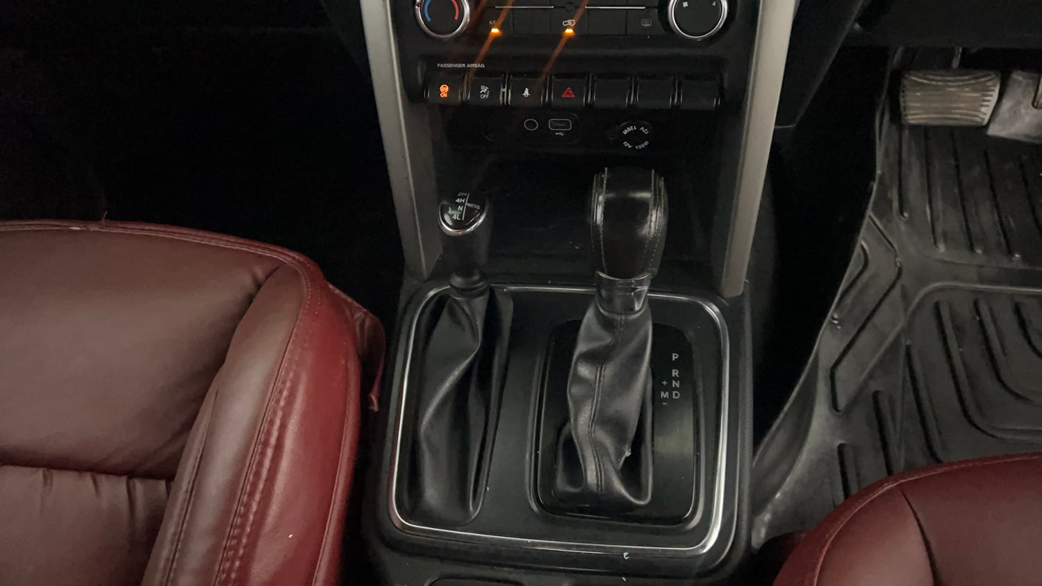 Used 2022 mahindra Thar LX Hard Top Diesel AT 4WD Diesel Automatic interior GEAR  KNOB VIEW