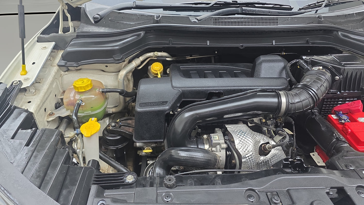 Used 2020 Mahindra XUV 300 W8 (O) 1.5 Diesel Diesel Manual engine ENGINE RIGHT SIDE VIEW