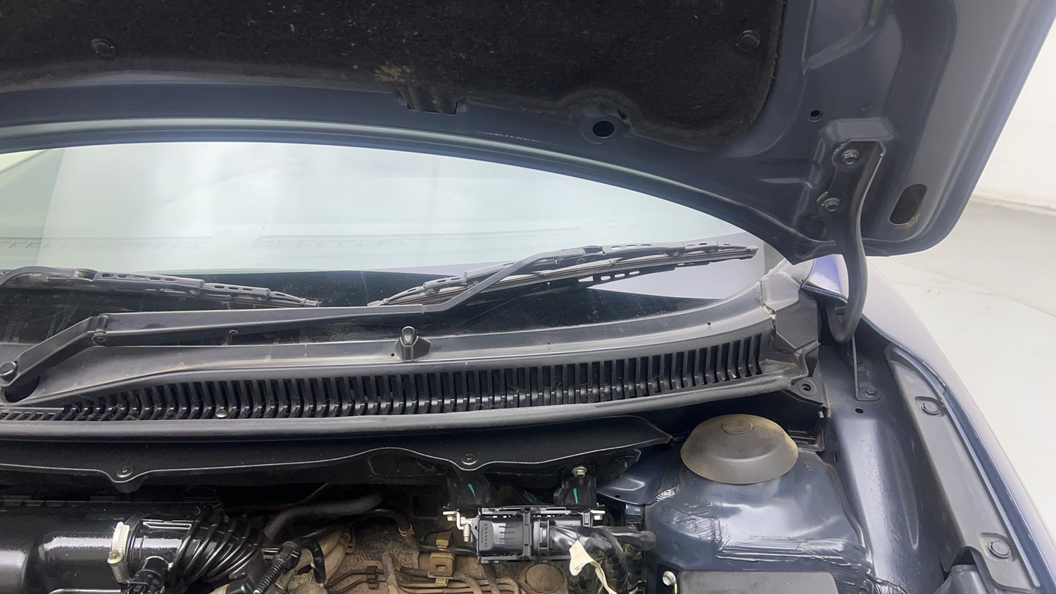 Used 2021 Maruti Suzuki Baleno Zeta Petrol Manual engine ENGINE LEFT SIDE HINGE & APRON VIEW