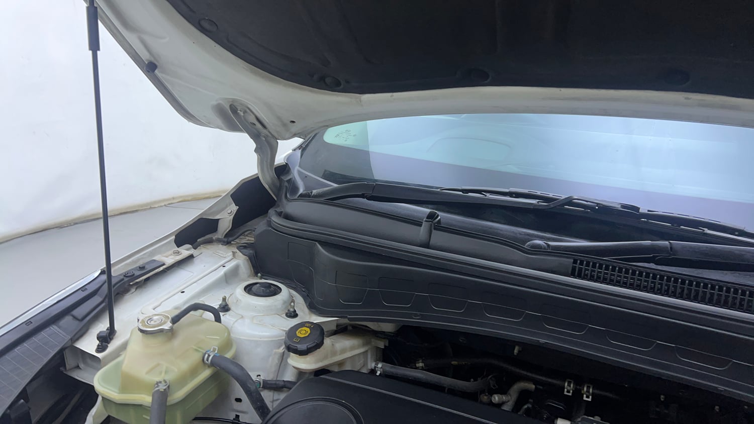 Used 2020 Kia Seltos GTX Plus 1.4 Petrol Manual engine ENGINE RIGHT SIDE HINGE & APRON VIEW