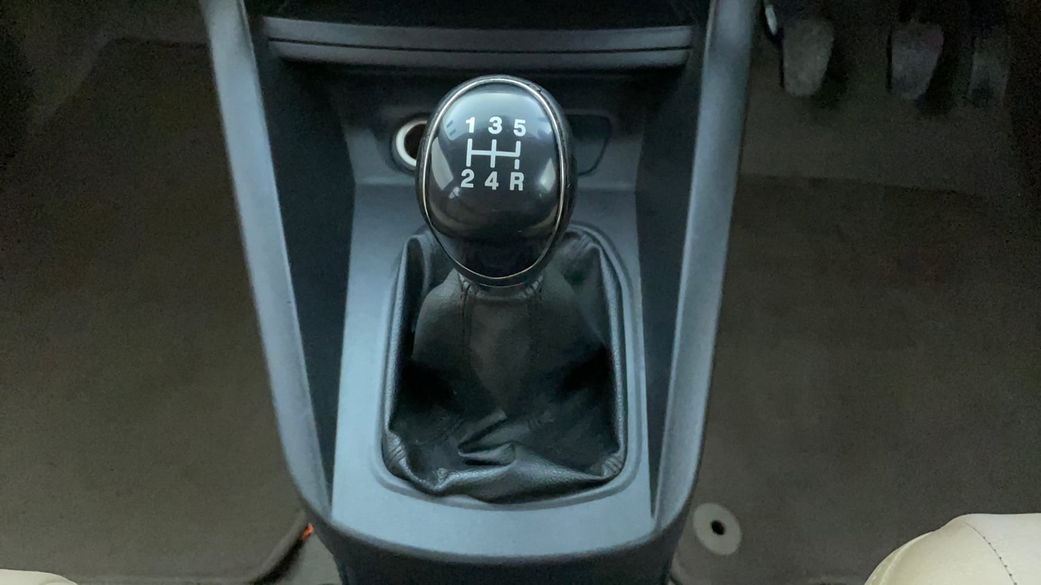 Used 2017 Ford Figo Aspire Titanium 1.2 Ti-VCT Petrol Manual interior GEAR  KNOB VIEW