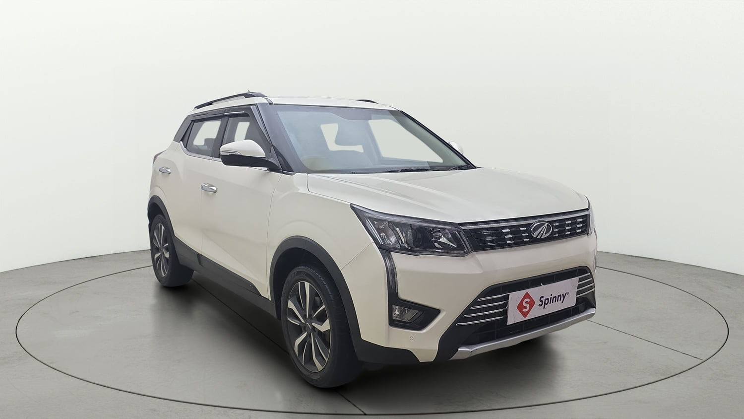 Used 2020 Mahindra XUV 300 W8 (O) 1.5 Diesel Diesel Manual exterior RIGHT FRONT CORNER VIEW