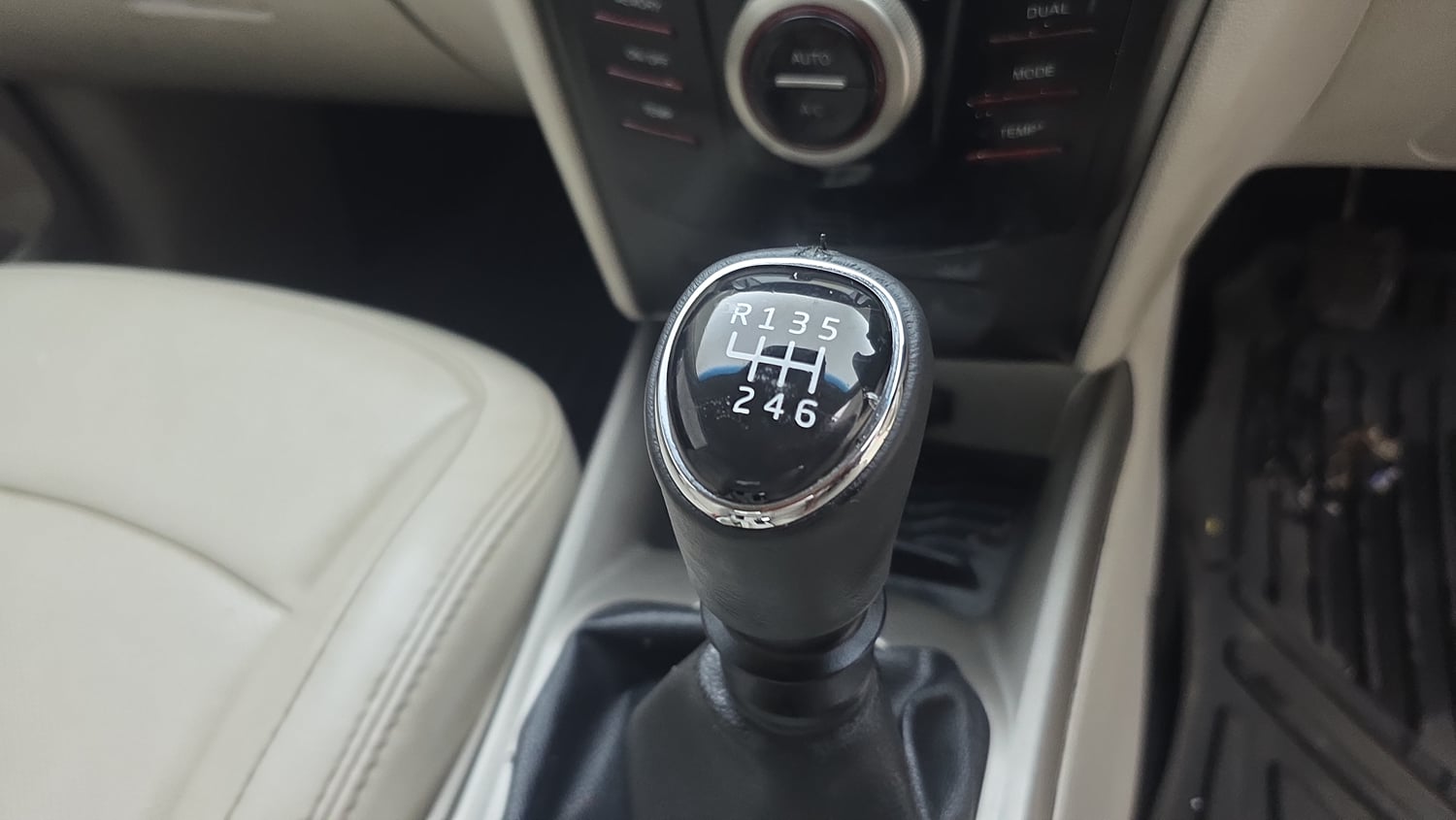 Used 2020 Mahindra XUV 300 W8 (O) 1.5 Diesel Diesel Manual interior GEAR  KNOB VIEW