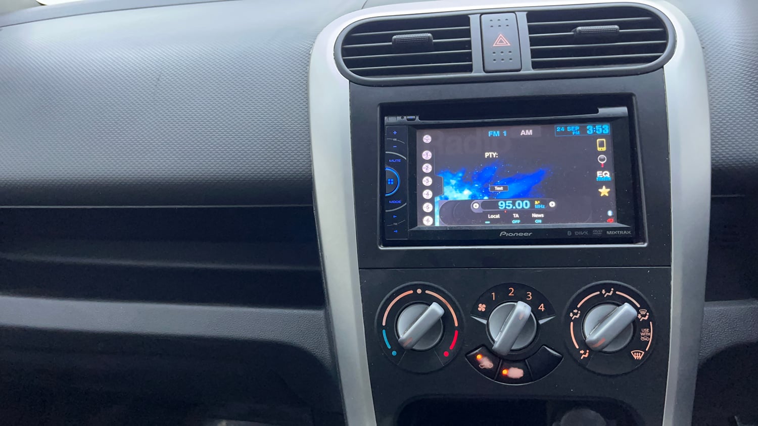 Used 2013 Maruti Suzuki Ritz Vxi BS-IV Petrol Manual interior MUSIC SYSTEM & AC CONTROL VIEW