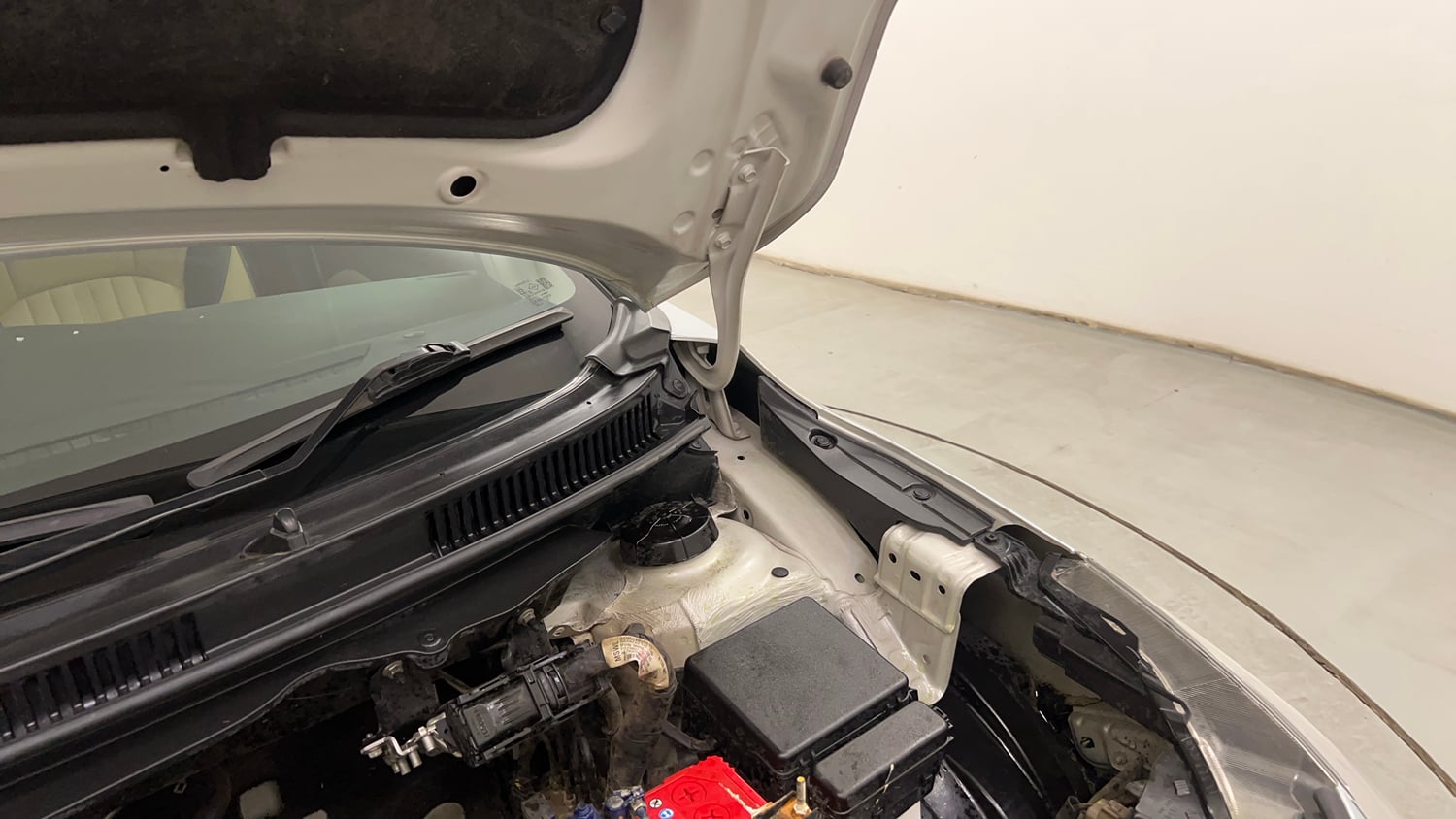 Used 2023 Toyota Glanza V AMT Petrol Automatic engine ENGINE LEFT SIDE HINGE & APRON VIEW