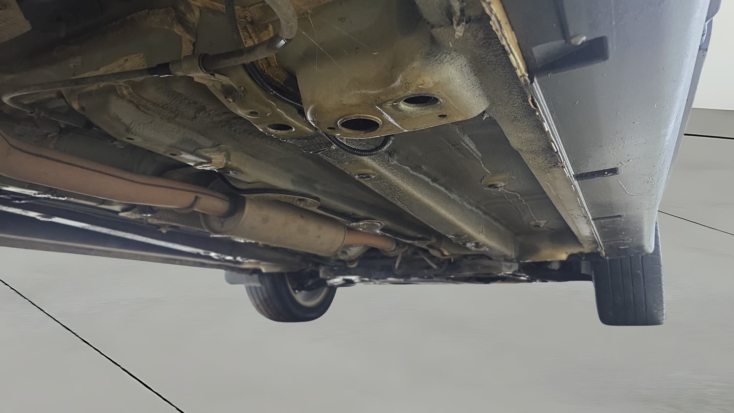 Used 2020 Mahindra XUV 300 W8 (O) 1.5 Diesel Diesel Manual extra REAR RIGHT UNDERBODY VIEW