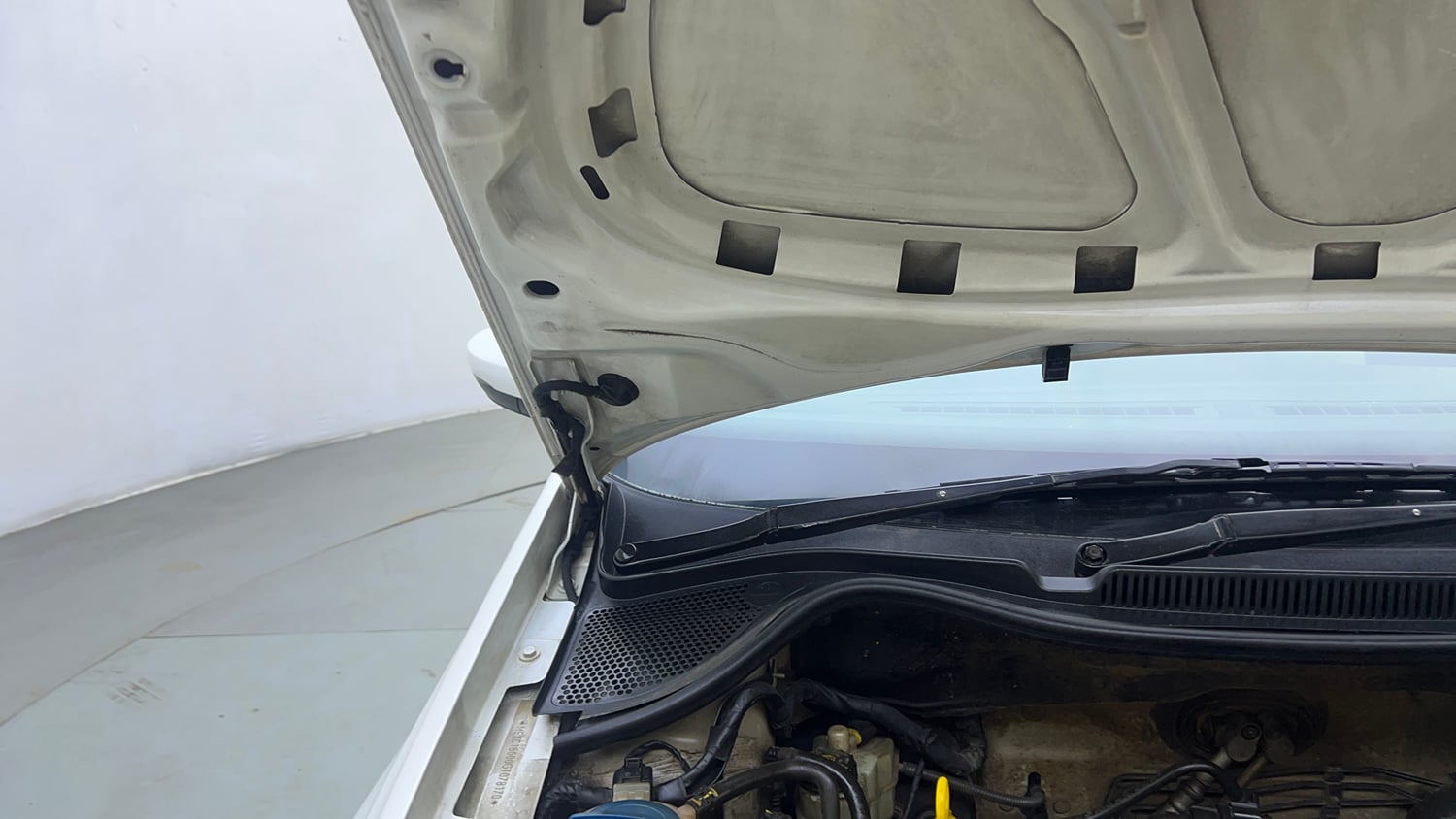 Used 2016 Volkswagen Polo Highline1.2L (P) Petrol Manual engine ENGINE RIGHT SIDE HINGE & APRON VIEW