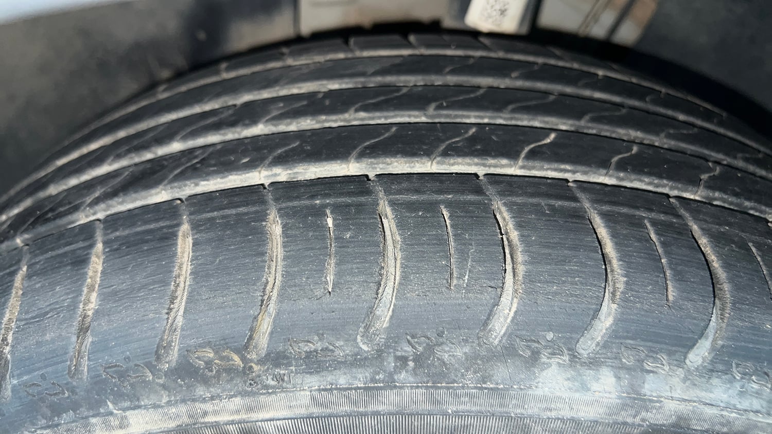 Used 2023 Volkswagen Taigun Highline 1.0 TSI MT Petrol Manual tyres LEFT FRONT TYRE TREAD VIEW