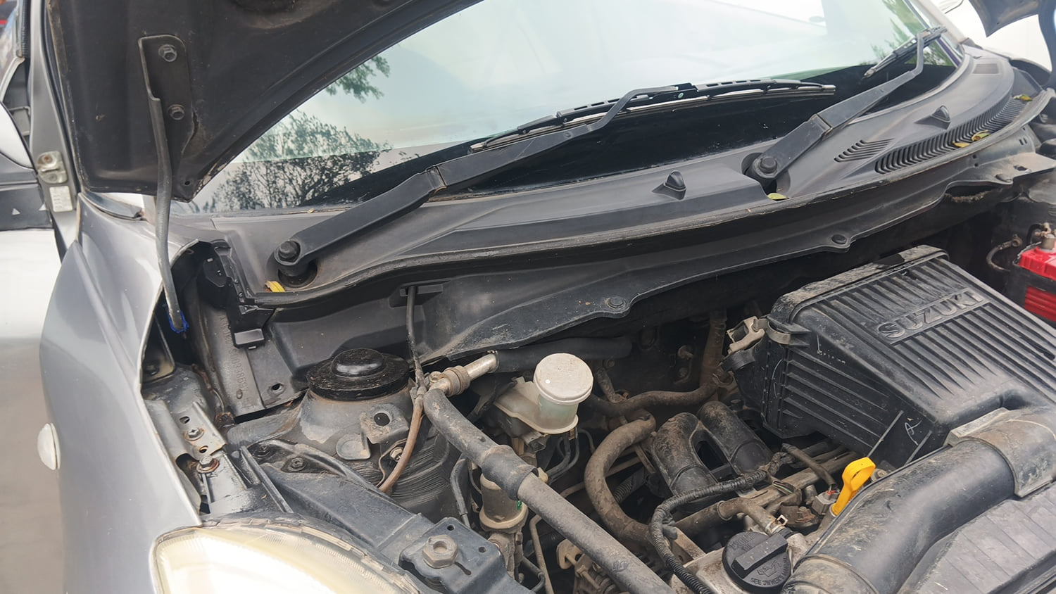 Used 2013 Maruti Suzuki Swift Dzire LXI Petrol Manual engine ENGINE RIGHT SIDE HINGE & APRON VIEW