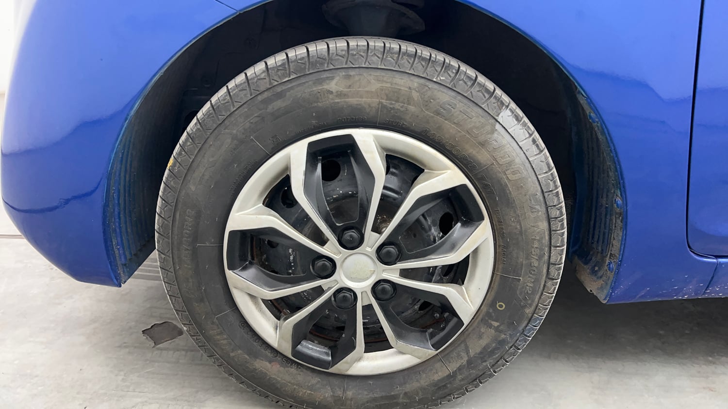 Used 2016 Hyundai Eon Era + AirBag Petrol Manual tyres LEFT FRONT TYRE RIM VIEW