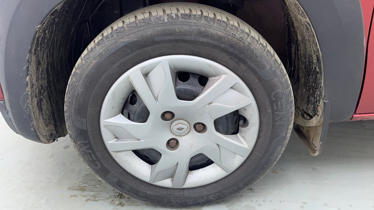 Used 2020 Renault Kwid RXT 1.0 Opt Petrol Manual tyres LEFT FRONT TYRE RIM VIEW