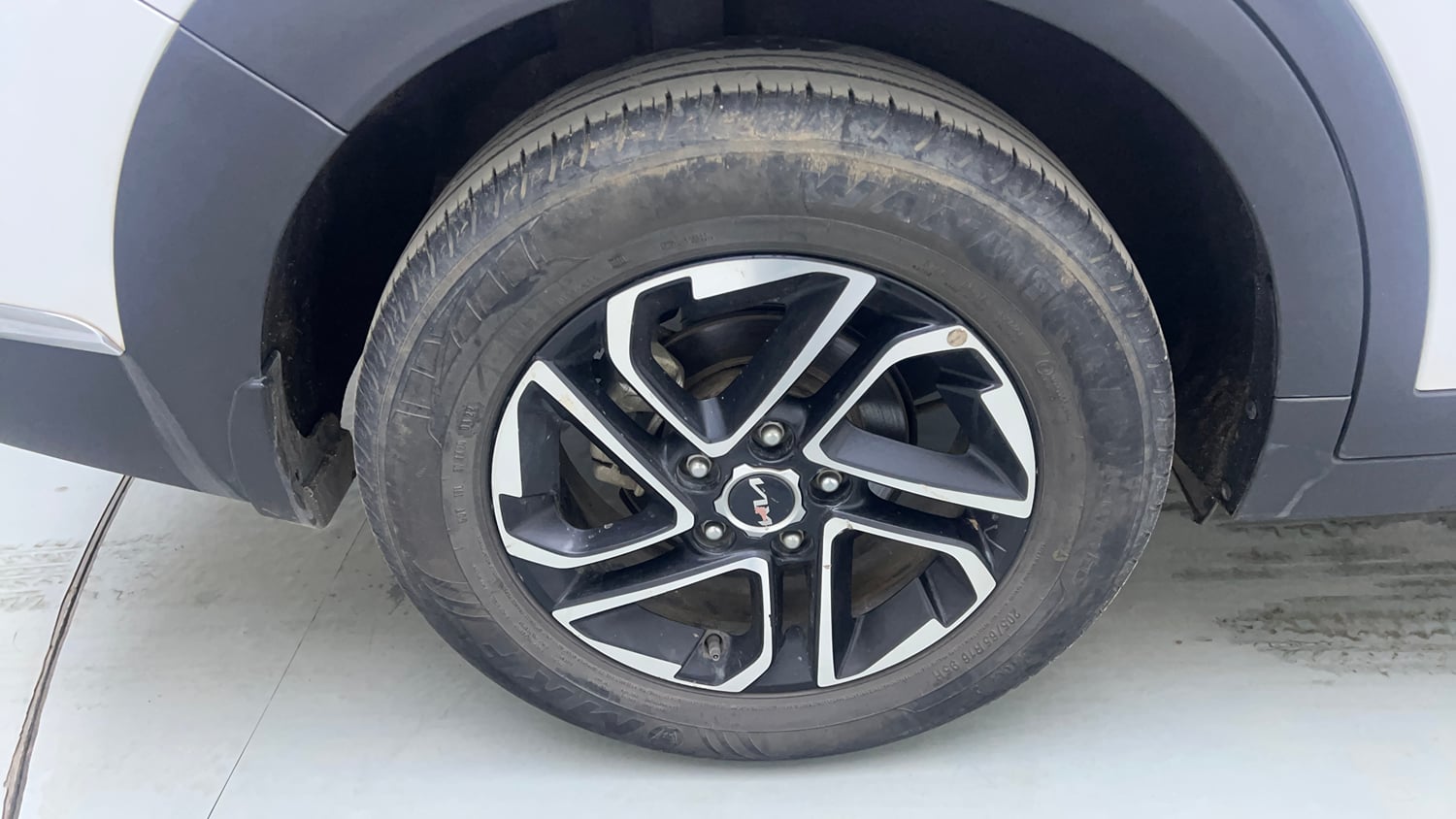 Used 2022 Kia Carens Prestige Plus 1.4 Petrol MT 7 STR Petrol Manual tyres RIGHT REAR TYRE RIM VIEW