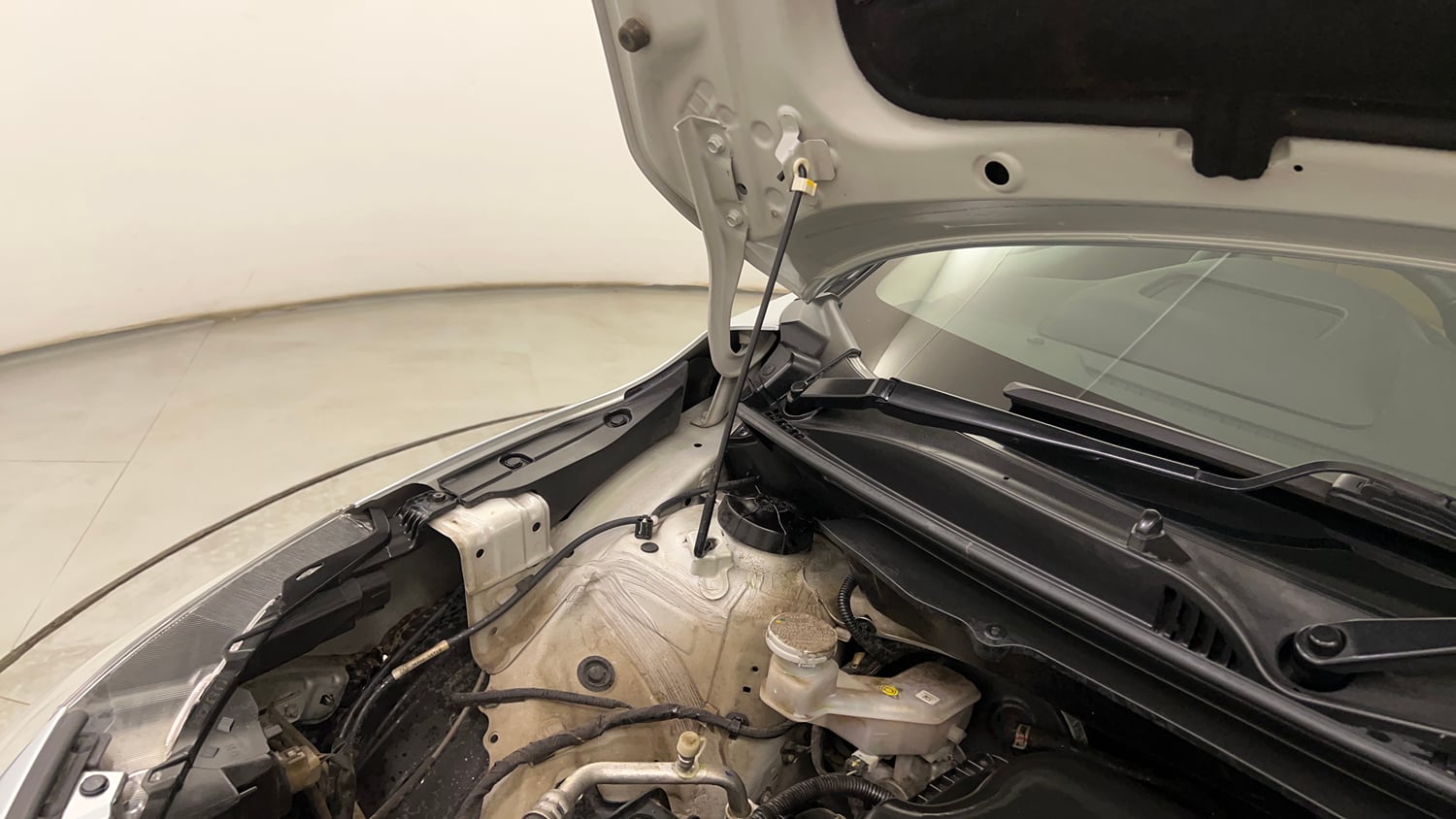 Used 2023 Toyota Glanza V AMT Petrol Automatic engine ENGINE RIGHT SIDE HINGE & APRON VIEW