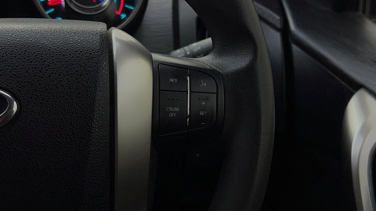 Used 2019 Mahindra XUV500 W7 Diesel Manual top_features Cruise control