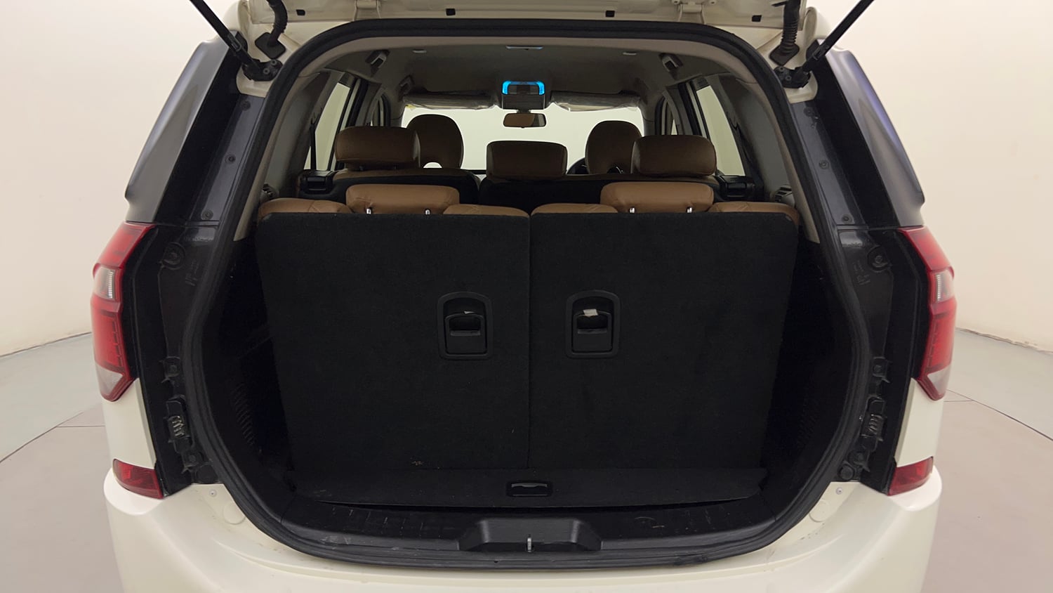 Used 2019 Mahindra XUV500 W7 Diesel Manual interior DICKY INSIDE VIEW