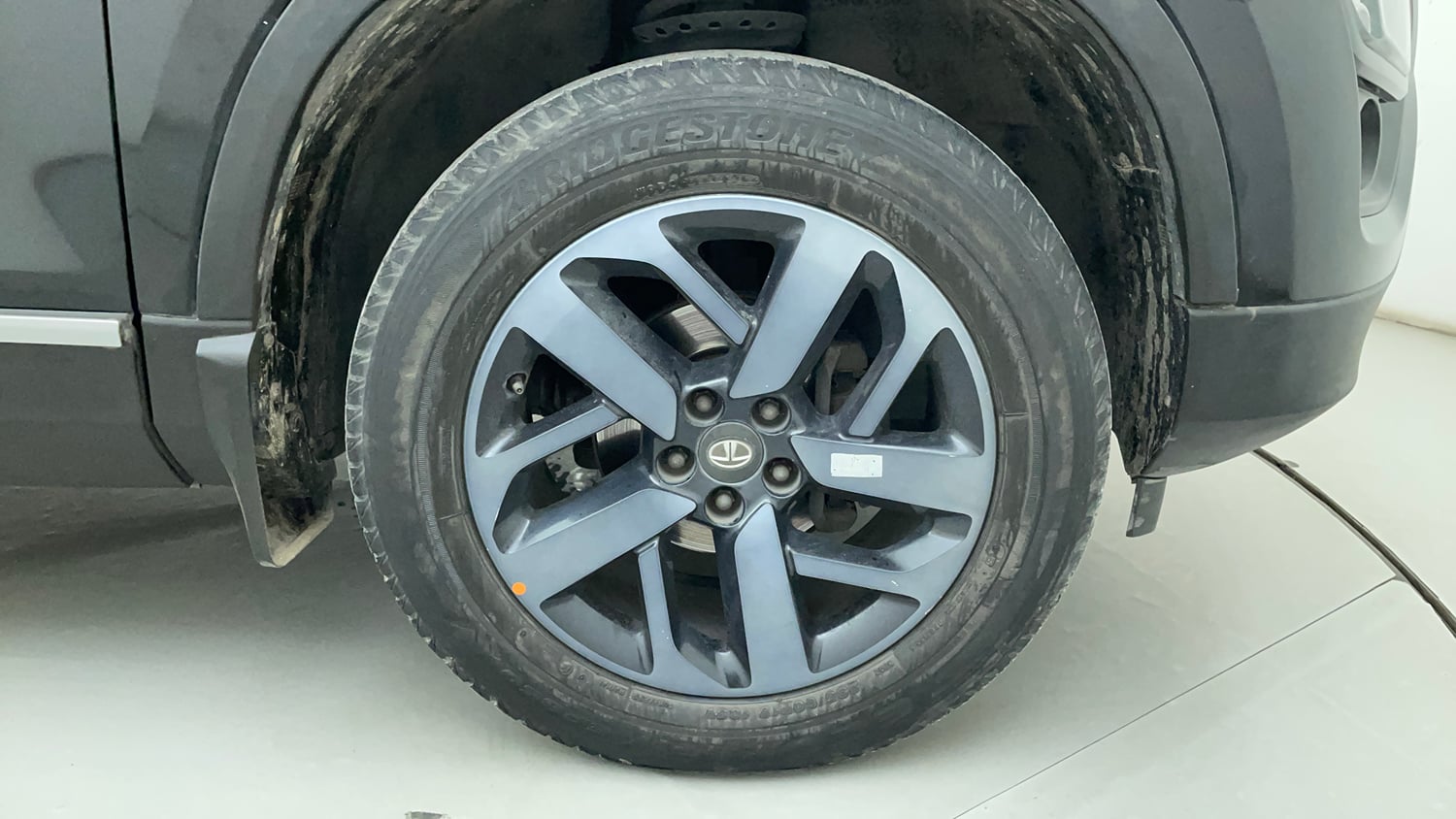 Used 2022 Tata Harrier XZA Plus Dark Edition Diesel Automatic tyres RIGHT FRONT TYRE RIM VIEW