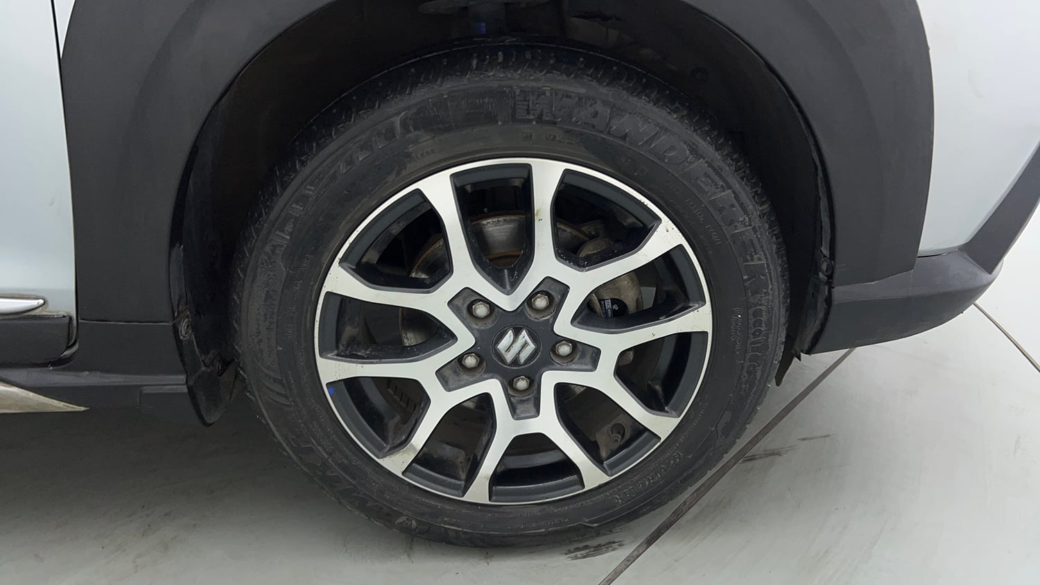 Used 2023 Maruti Suzuki XL6 Zeta AT Petrol Petrol Automatic tyres RIGHT FRONT TYRE RIM VIEW