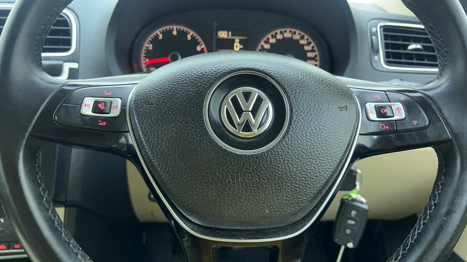Used 2016 Volkswagen Polo Highline1.2L (P) Petrol Manual top_features Airbags