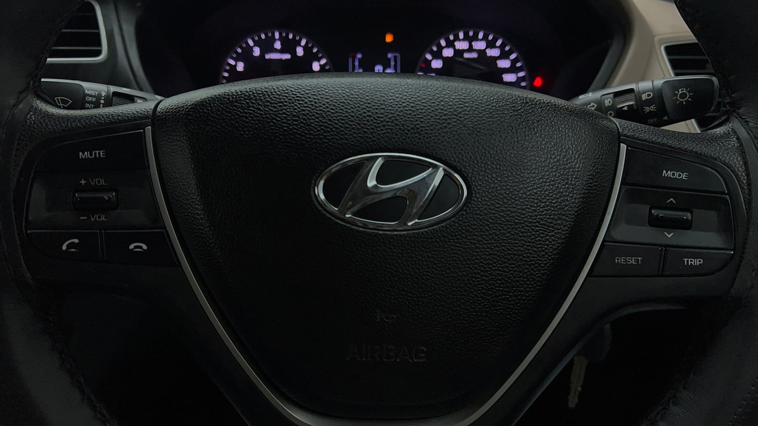 Used 2020 Hyundai Elite i20 Magna Plus 1.2 Petrol Manual top_features Steering mounted controls