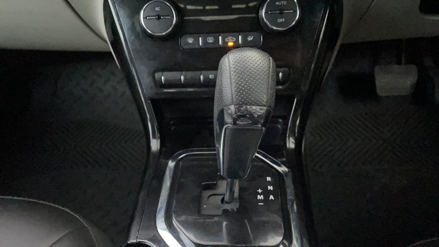 Used 2022 Tata Nexon XZA Plus (O) Petrol Automatic interior GEAR  KNOB VIEW