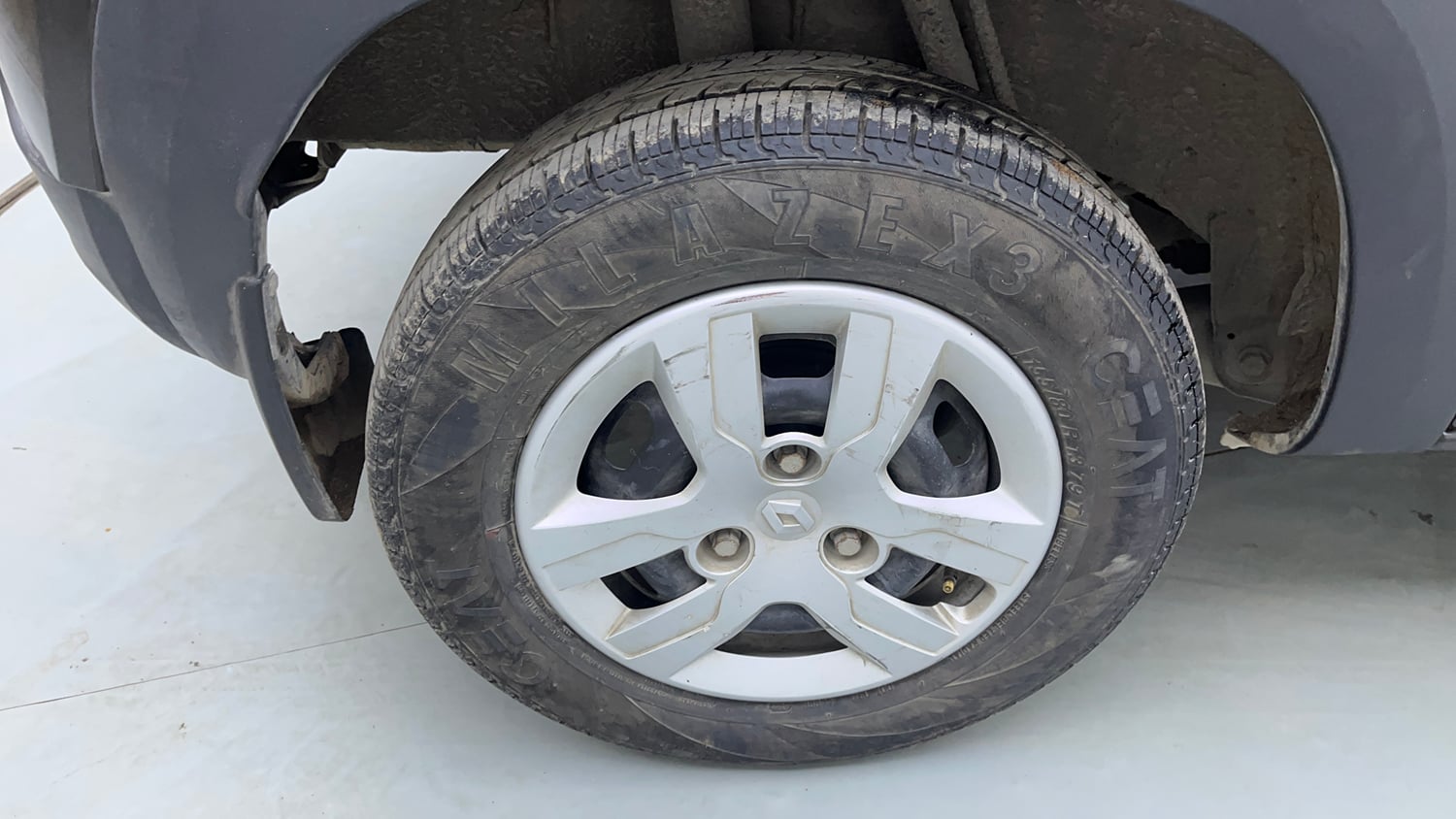 Used 2016 Renault Kwid RXT Petrol Manual tyres RIGHT REAR TYRE RIM VIEW