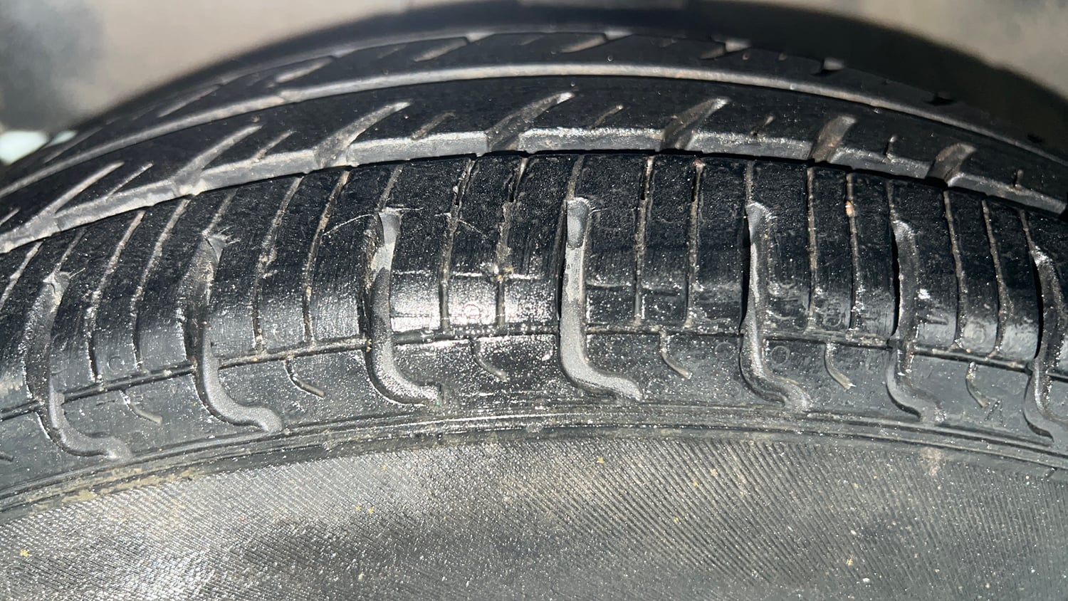 Used 2014 Hyundai i10 Magna 1.1 iRDE2 Petrol Manual tyres LEFT FRONT TYRE TREAD VIEW