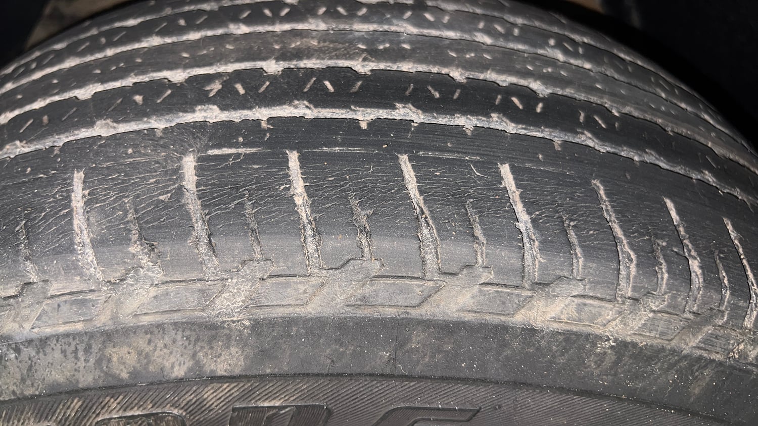 Used 2019 Mahindra XUV500 W7 Diesel Manual tyres LEFT FRONT TYRE TREAD VIEW