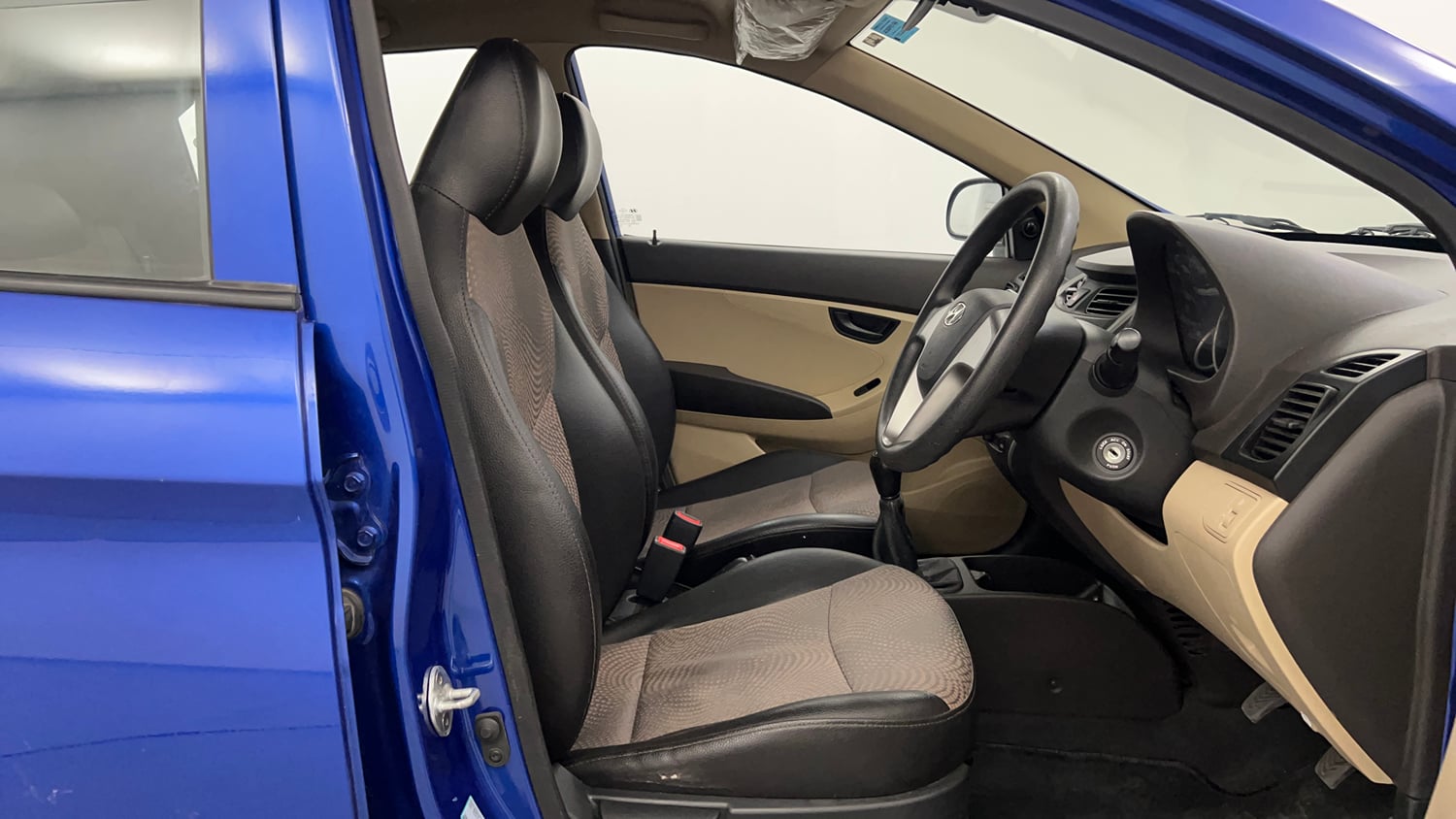 Used 2017 hyundai Eon Magna+ (O) Petrol Manual interior RIGHT SIDE FRONT DOOR CABIN VIEW